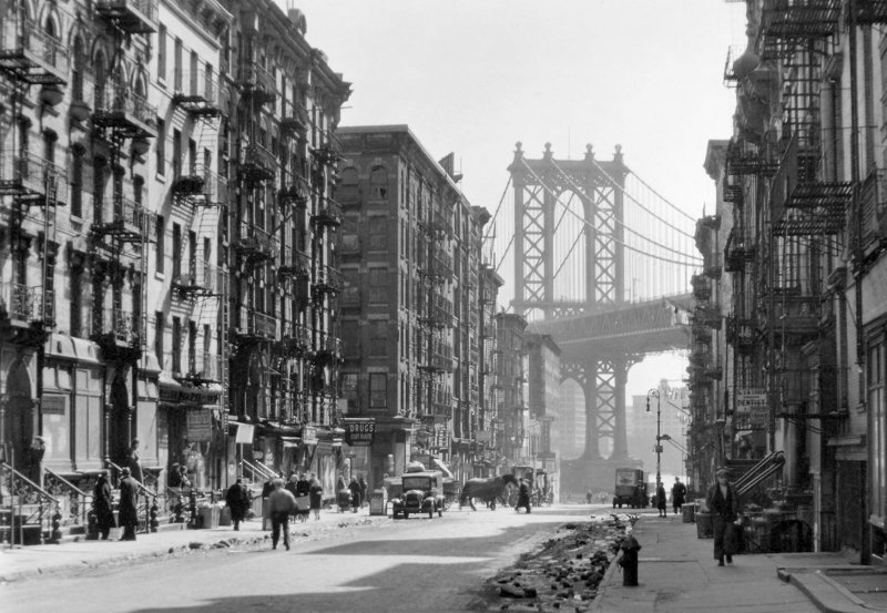 Pike y Henry Street con el puente de Manhattan Berenice Abbott New York Public Library