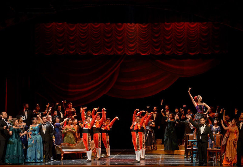 Escena Segundo Acto de La Traviata, Verdi. Teatro Lírico del Centro del Conocimiento, Posadas, Argentina.