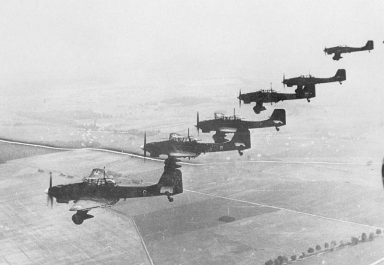 El vuelo de los rompetanques y el piloto de Stuka que nunca renegó de su pasado nazi