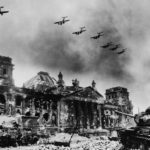 El terror que llegó desde el aire El terror que llegó desde el aire. Aviones sobre el edificio del Parlamento Alemán, el Reichstag. Foto: Jewgeni Chaldej