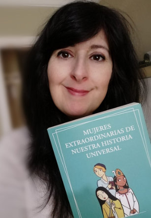 La escritora Isamar Cabeza con su libro Mujeres extraordinarias de nuestra Historia Universal