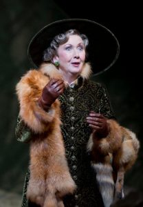 Ann Murray en "La Fille du régiment"de G. Donizetti. Produccion: Laurent Pelly. Royal Opera House. 2019. Foto: Bill Cooper.