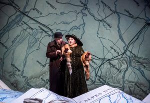  Donald Maxwell y Enkelejda Shkoza en "La Fille du régiment"de G. Donizetti. Produccion: Laurent Pelly. Royal Opera House. 2019. Foto: Tristram Kenton