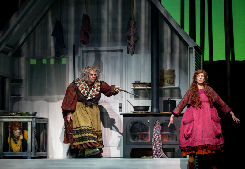 Humperdinck: Hansel and Gretel . Andrea Hill (Hansel) Robert Clark (The Witch) and Lida Szkwarek (Gretel) - Edmonton Opera. Foto: Nanc Price. 2019 